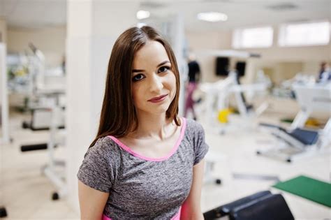 Beim Training im Gym das brünette Girl gefickt 